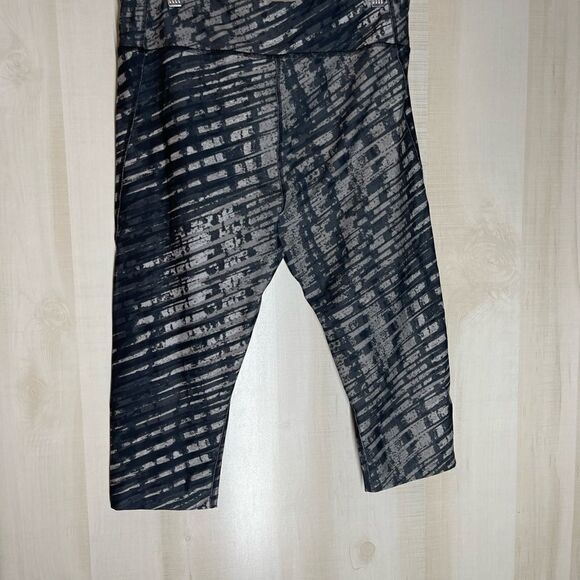 Under Armour black and grey capri length compression leggings, size XL - Picture 10 of 11